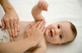 Correct Baby Massaging Methods 5 promena na bebinoj koži – 5 efikasnih rešenja!
